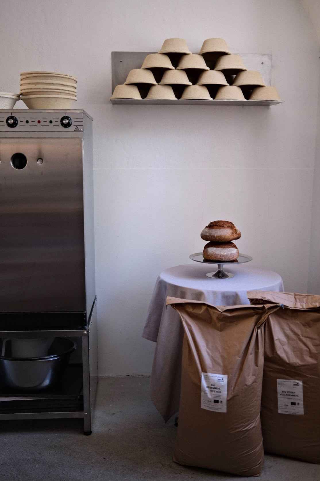 Backstube mit Gärschrank, Gärkörben und Mehlsäcken