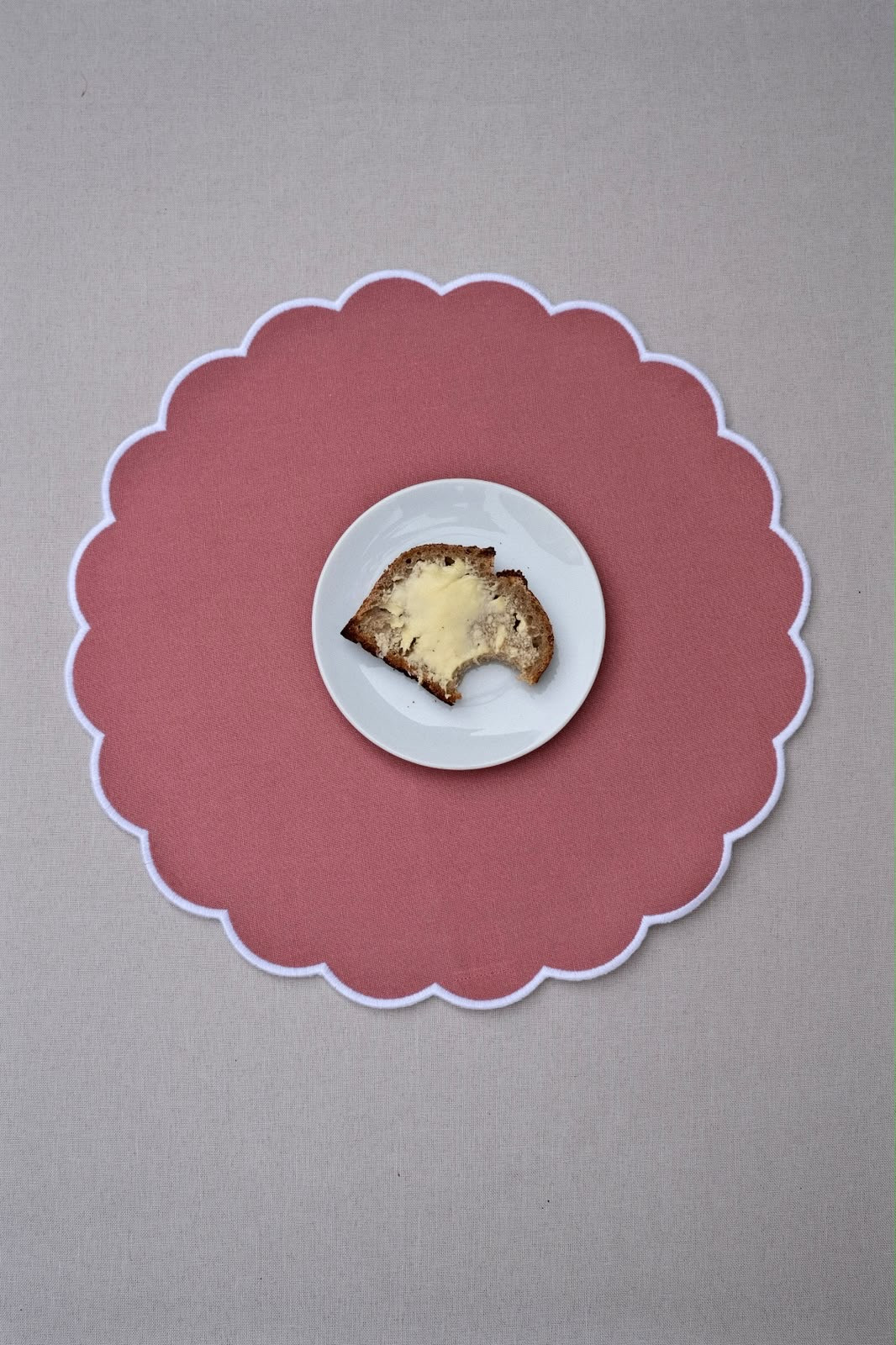 Butterbrot auf rosa Platzset