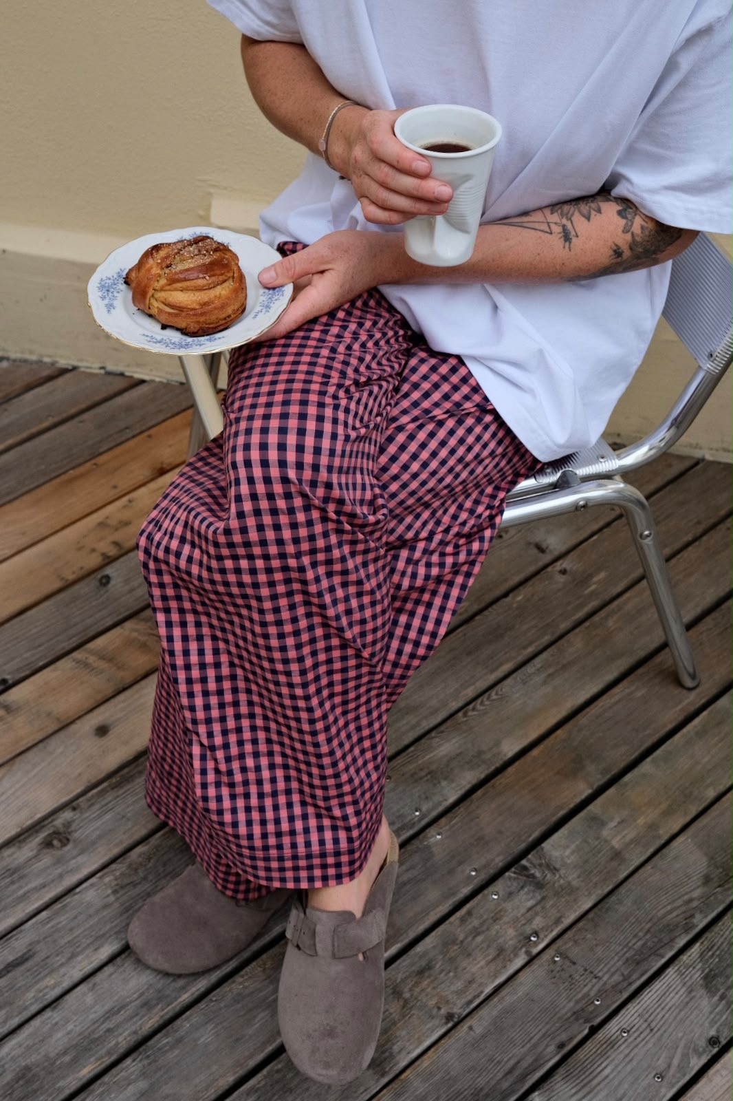 Zimtknoten und Kaffee auf der Terrasse